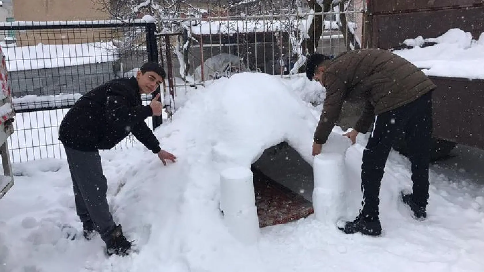 3 arkadaş kardan ev yapıp içinde vakit geçirdi