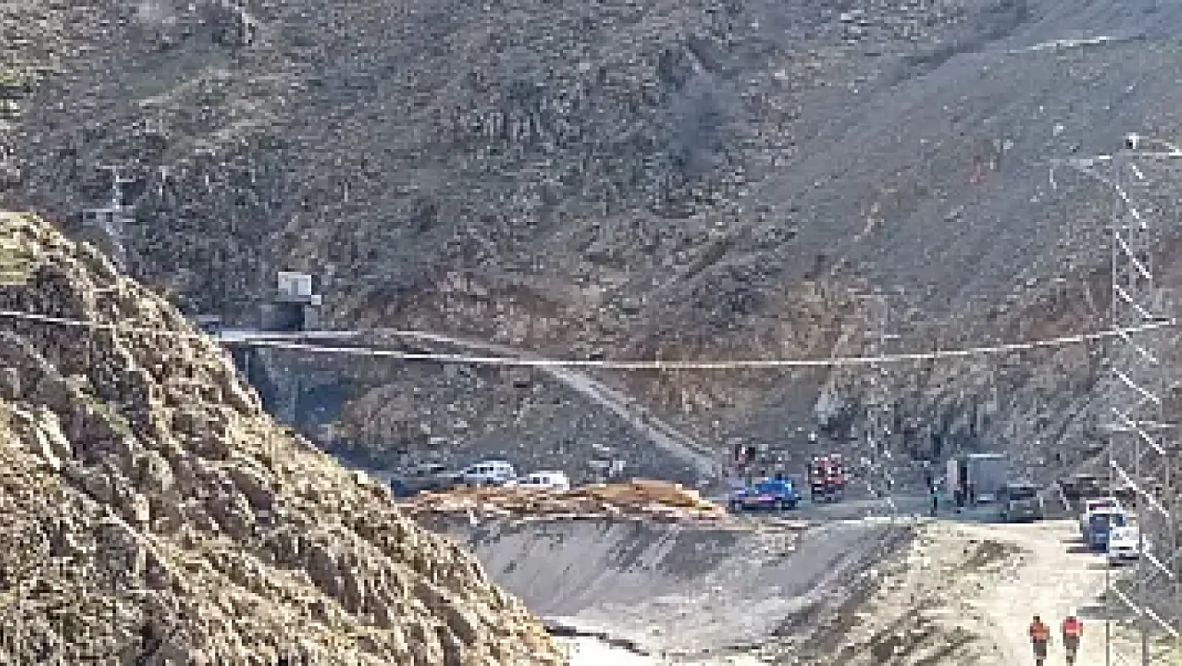 Alacakaya'da bir madende çökme meydana geldi: göçük altında kalan işçiler var