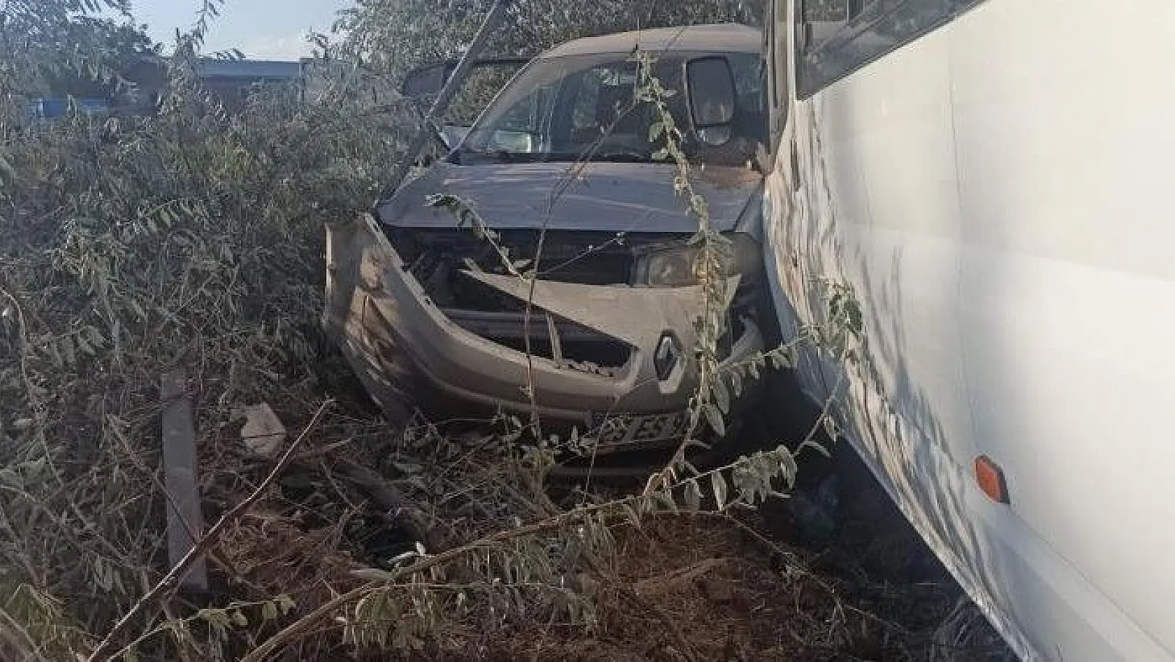 Elazığ'da 2 kişinin yaralandığı kaza anı kameraya yansıdı