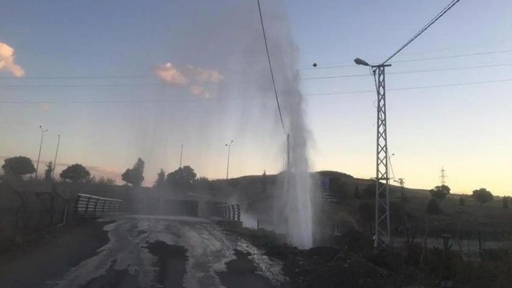 Elazığ'da boru patladı, su metrelerce yükseldi