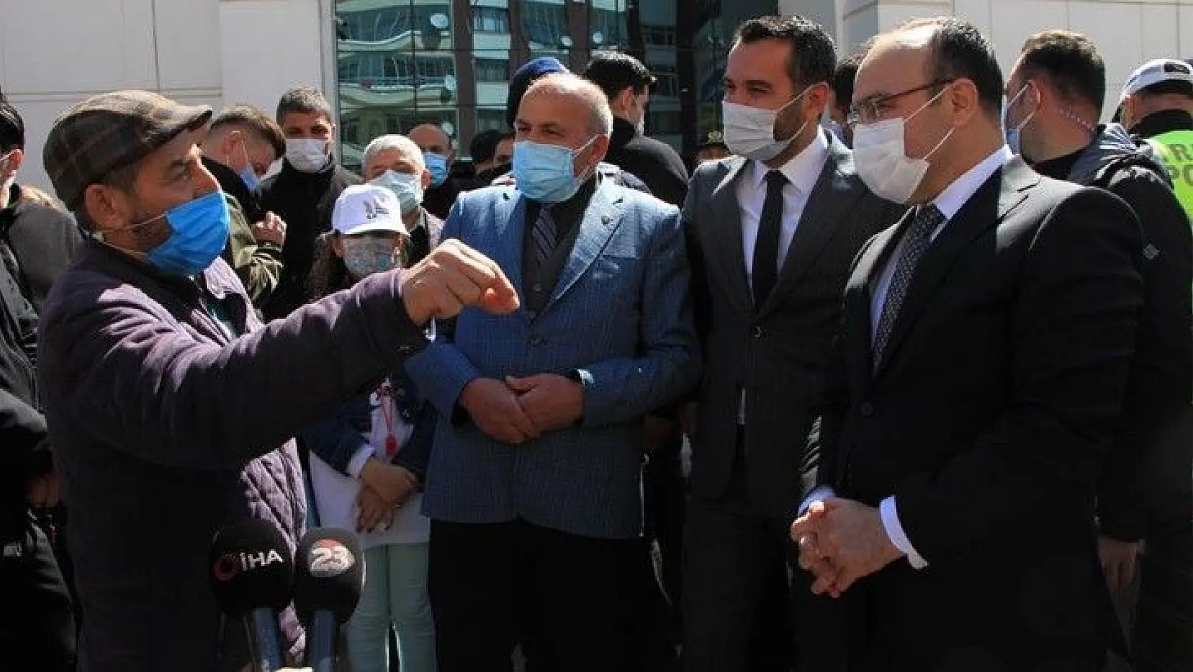 Elazığ'da vatandaşın protokolle diyaloğu herkese kahkaha attırdı