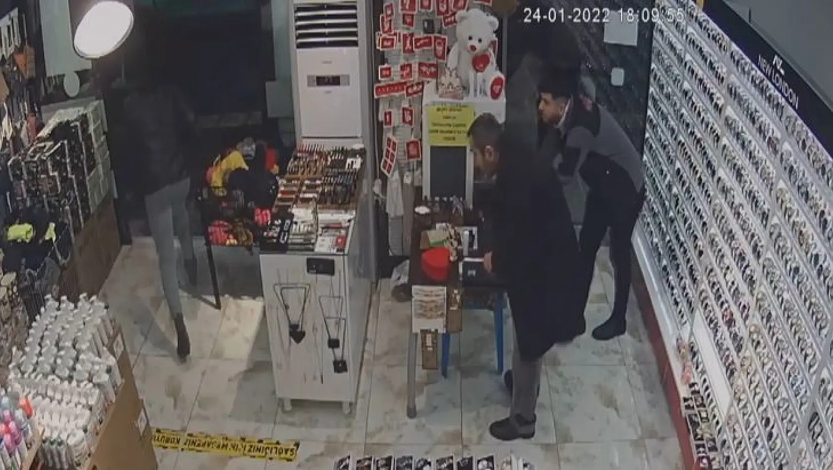 Elazığ'daki 2 farklı hırsızlık olayı güvenlik kamerasında