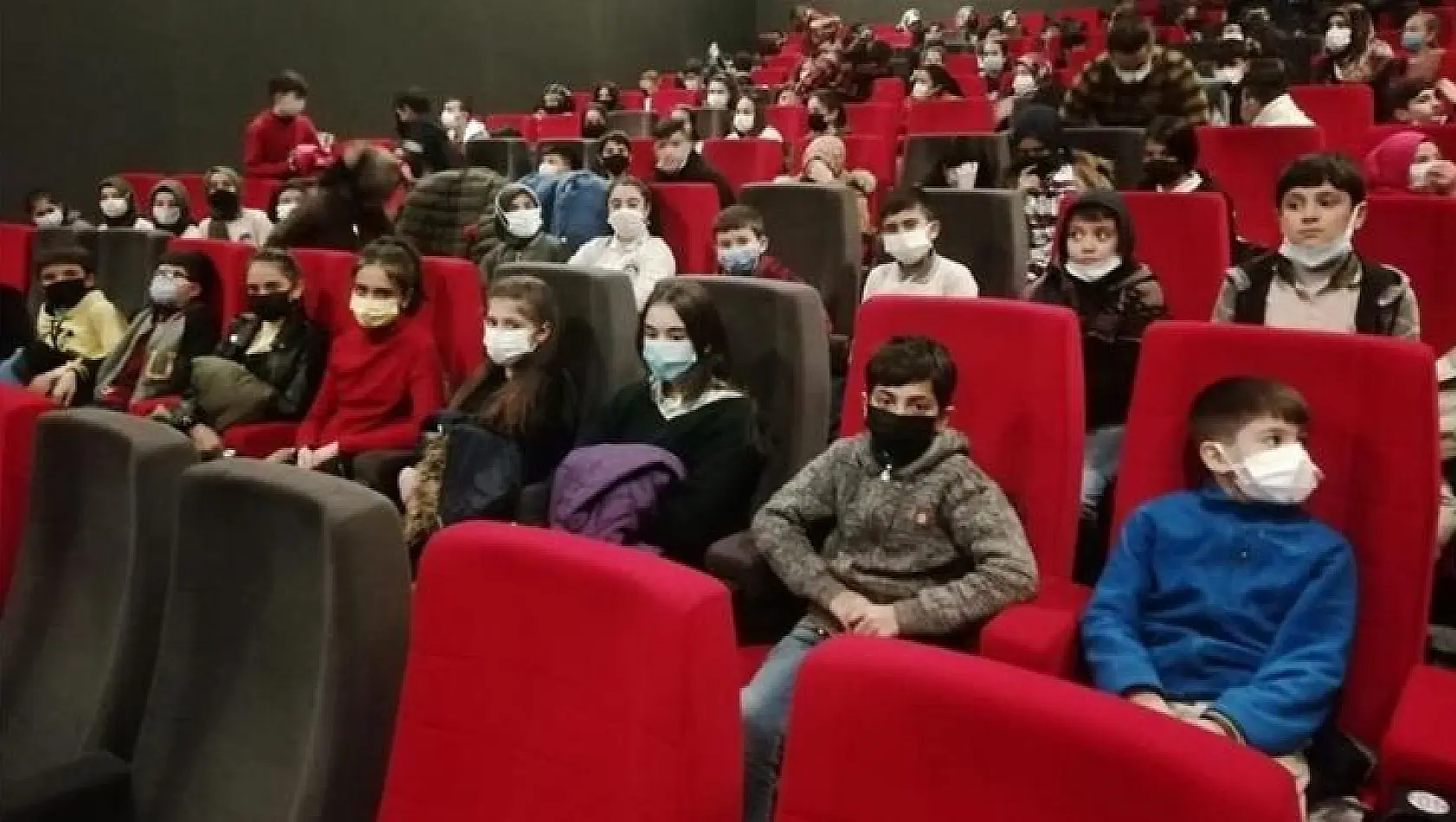 Elazığ'da öğrenciler 'Kesişme İyi ki Varsın Eren' filmini izledi