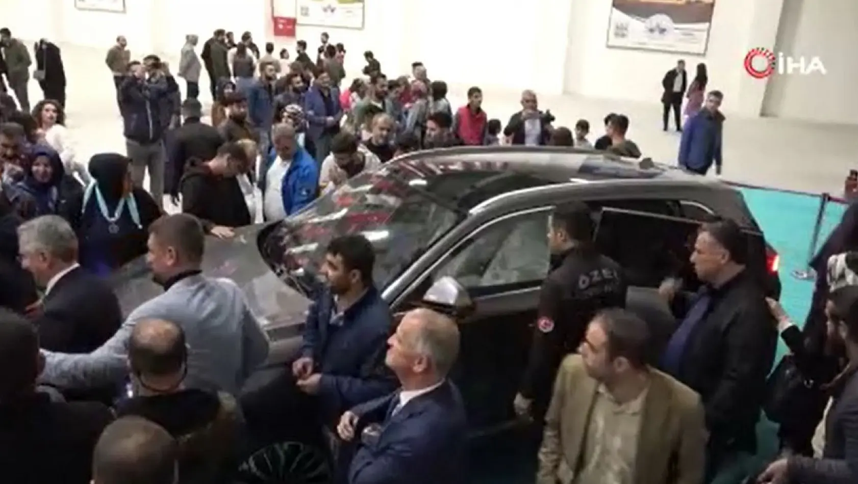 Elazığ'da Türkiye'nin milli otomobili Togg'a vatandaşlardan büyük ilgi