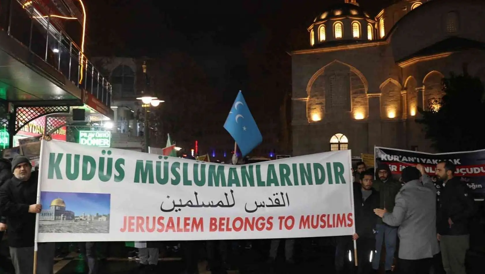 Malatyalılar Kur'an-ı Kerim yakılmasını protesto için yürüdü