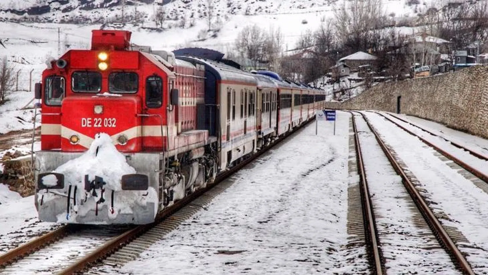 Elazığ-Tatvan arası tren yolculuğundan muhteşem kış manzaraları