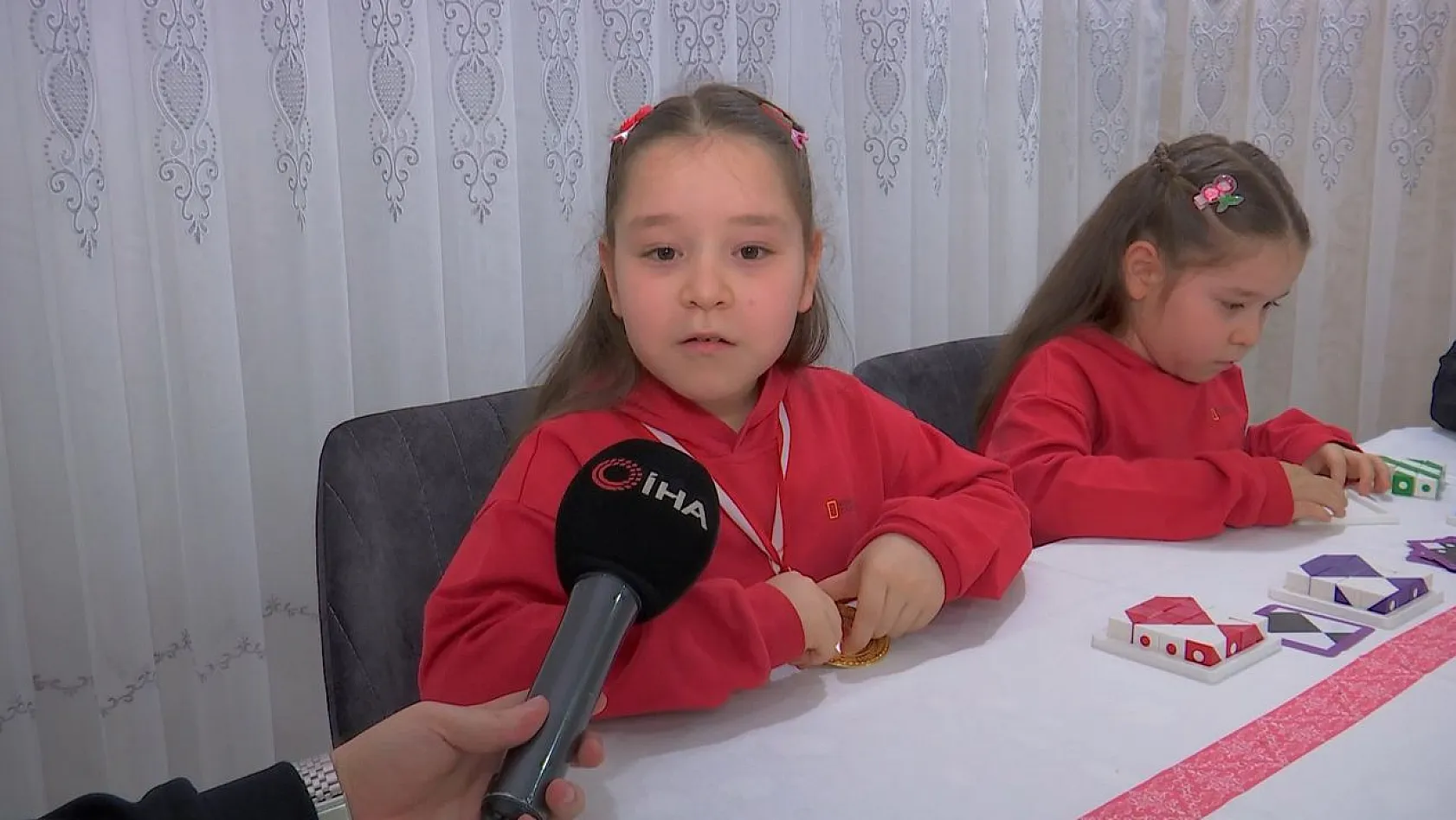 8 yaşındaki şampiyon ikizler matematikte dünyayı dize getirdi
