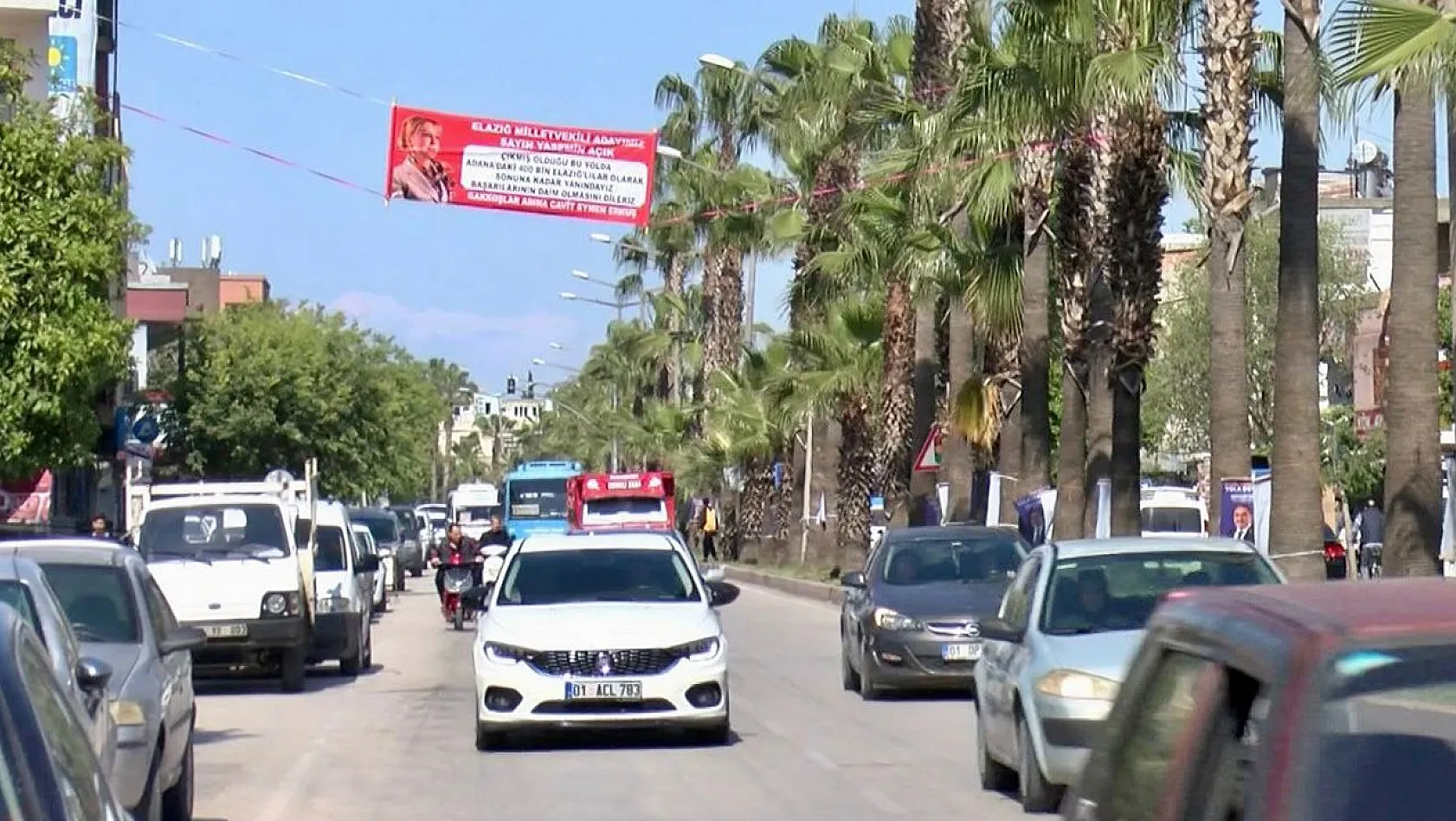Adana'daki Elazığlılar Adana Caddelerine Yasemin Açık'ın Afişlerini Astılar