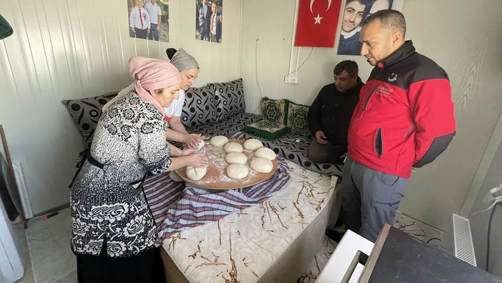 Ahıska Türkü Kadınlar Yöresel Ekmeklerini Depremzedeler İçin Pişiriyor