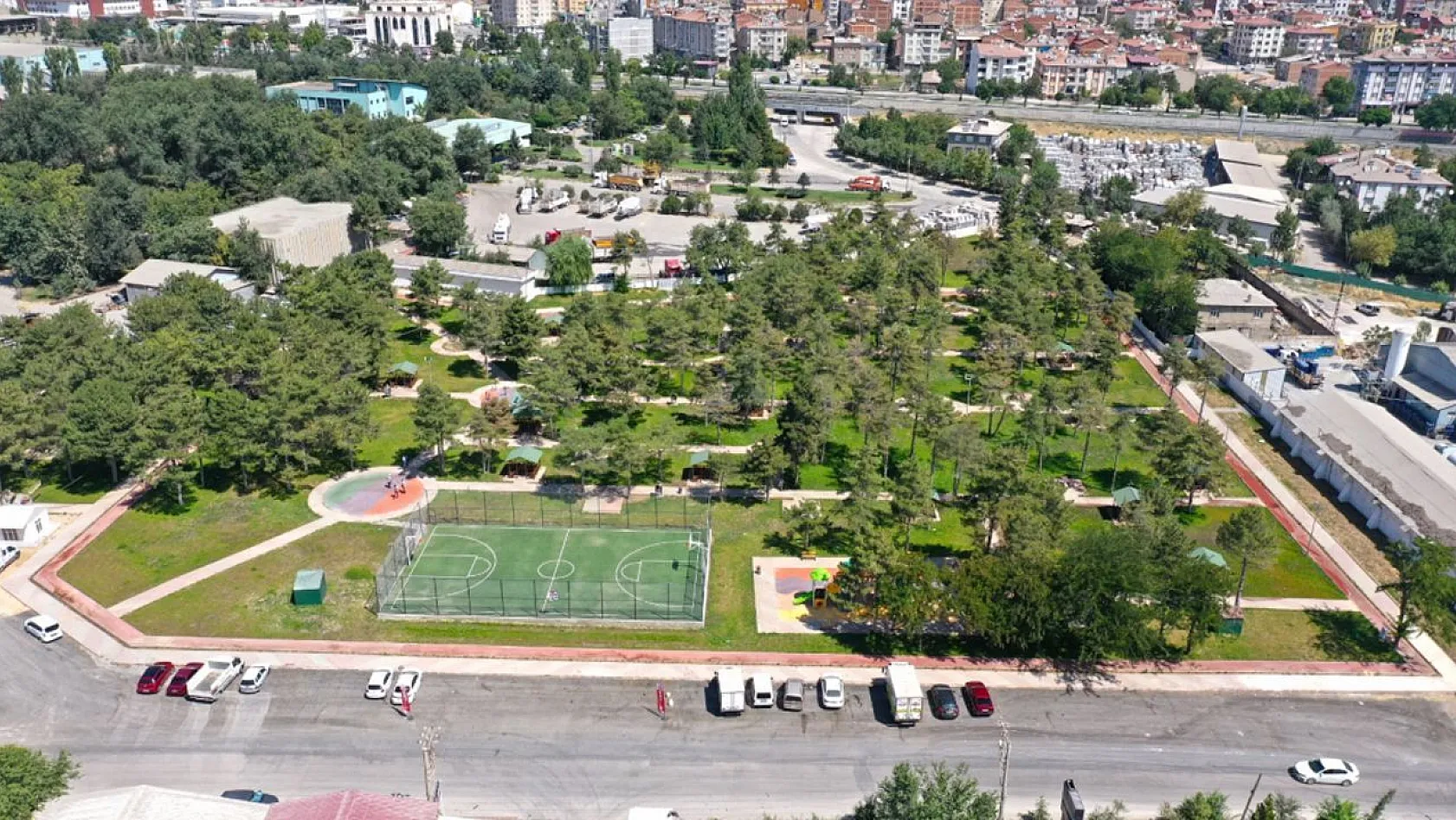 Aksaray Mahallesi'ne Yeni Oyun Parkı ve Spor Alanı Yapıldı
