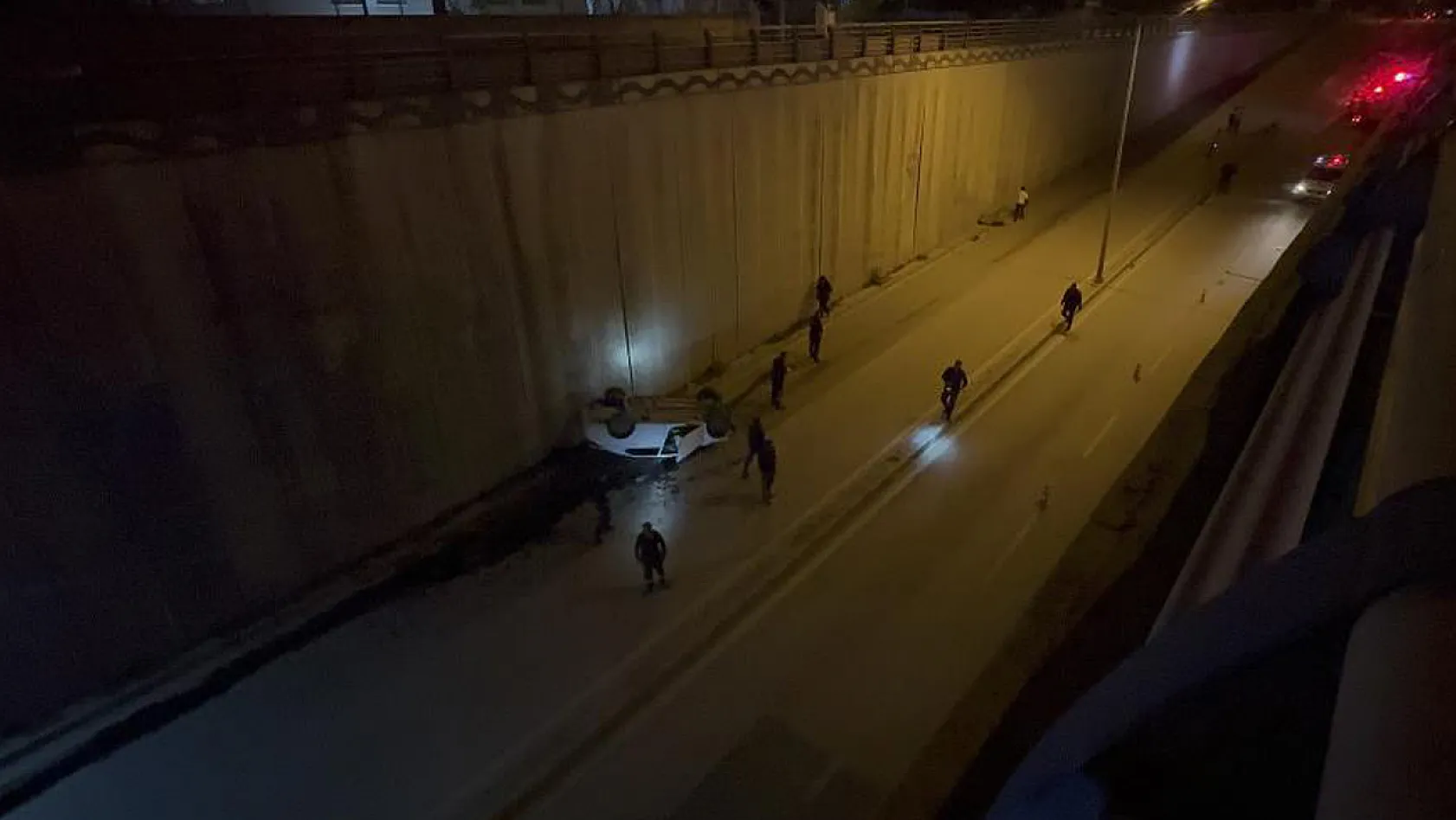 Elazığ'da Aydınlatma Direğine Çarpan Otomobil Takla Attı!