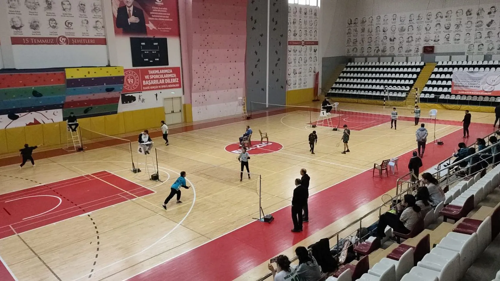 Badminton İl Şampiyonası başladı
