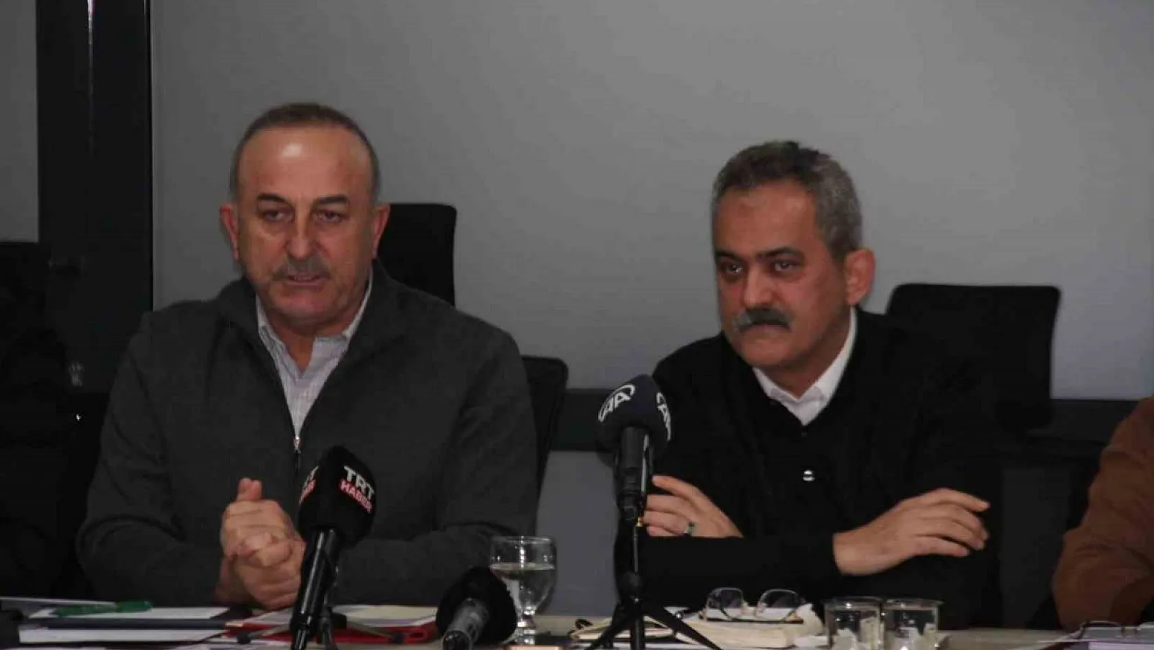 Bakan Çavuşoğlu: 'Devlet, millet el ele vererek tüm deprem bölgelerini ayağa kaldırmamız gerekiyor'