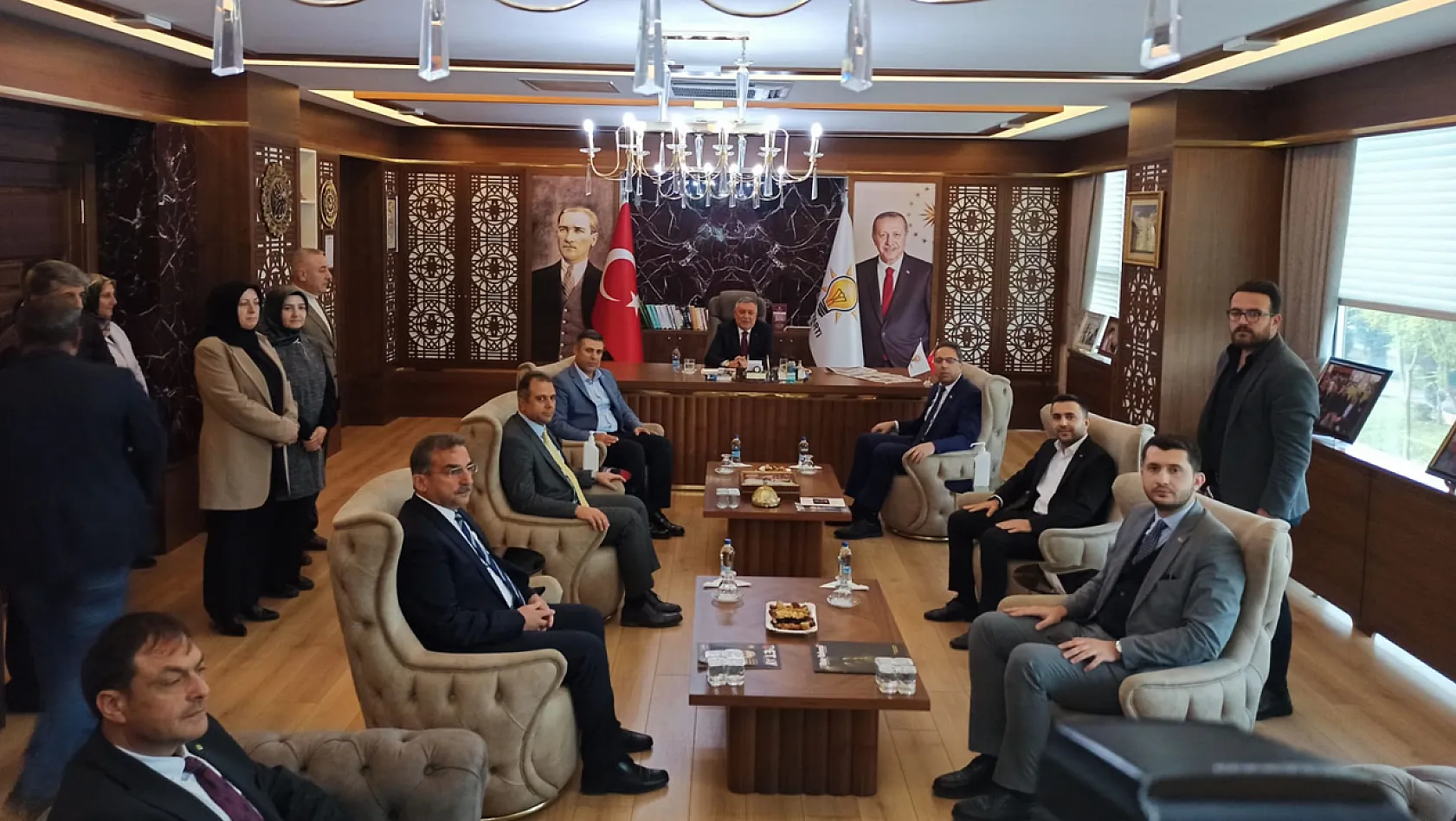 Bakan Yardımcısı Gümen, Elazığ'da Ak Parti Teşkilatı ile Buluştu