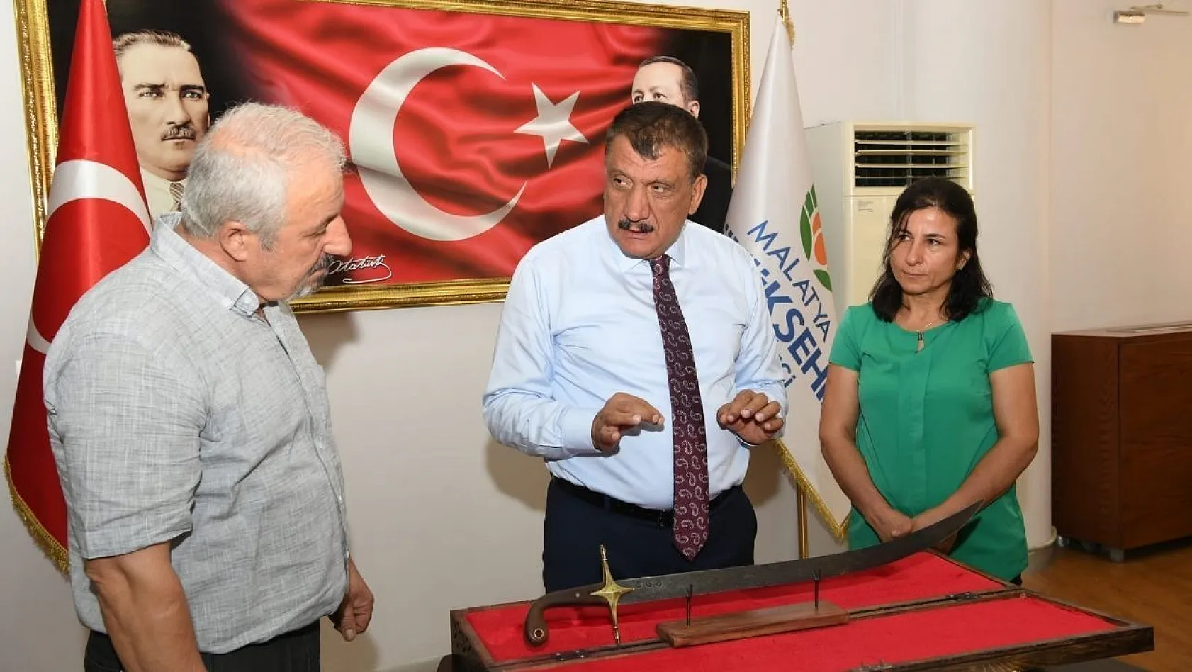 Başkan Gürkan'a kılıç hediyesi