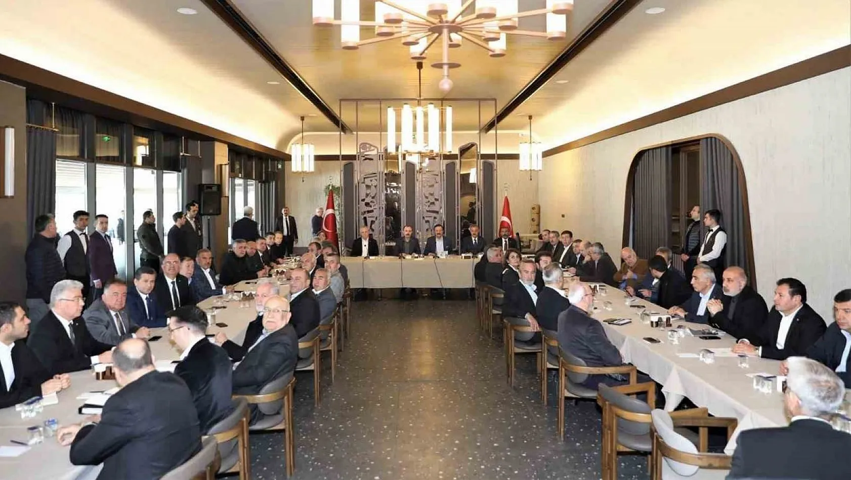Başkan Sadıkoğlu, geçici ticaret alanları talebini Bakan Muş'a iletti