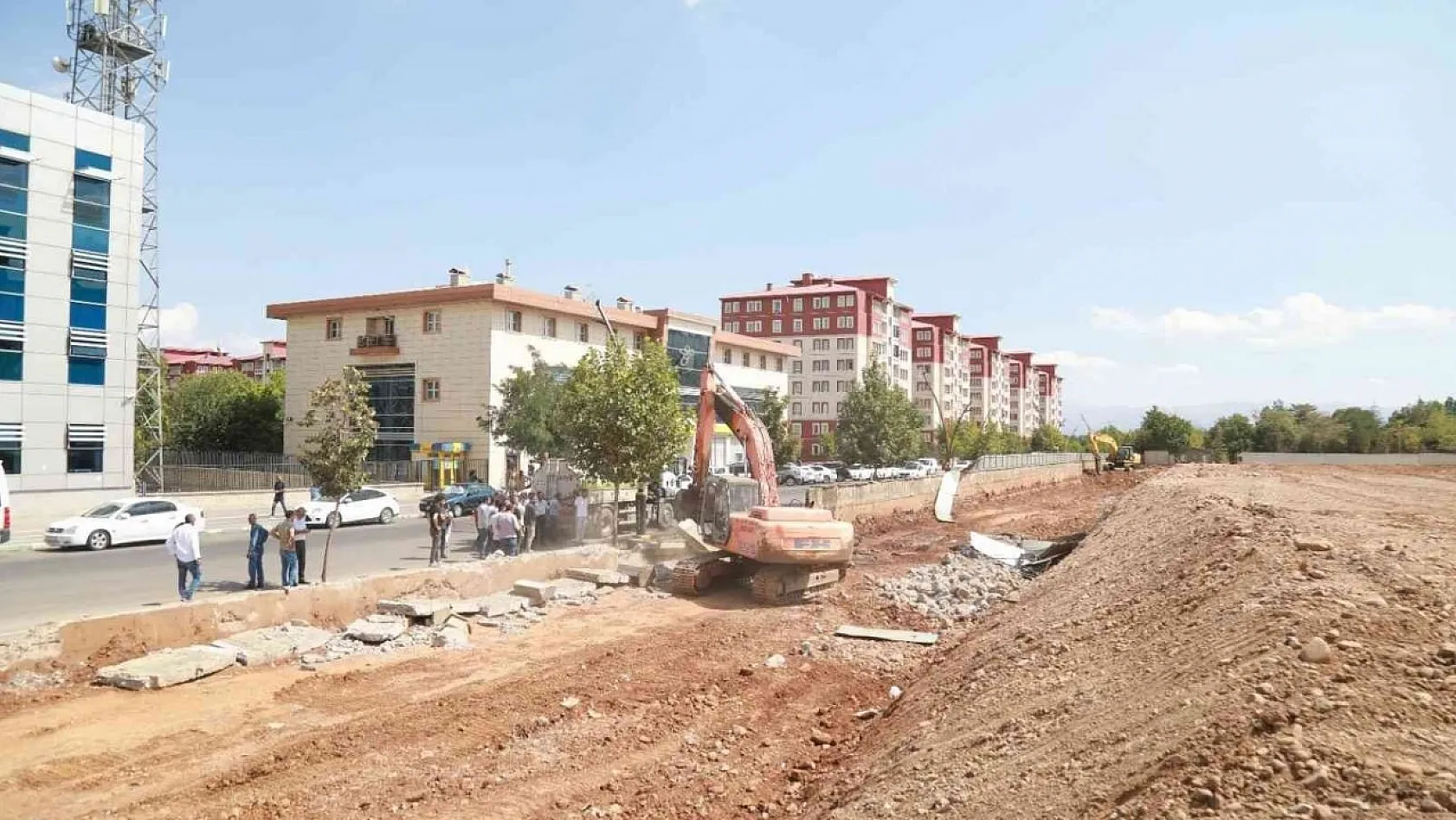 Bingöl Belediyesi caddeyi genişletmek için askeriyenin duvarını yıktı