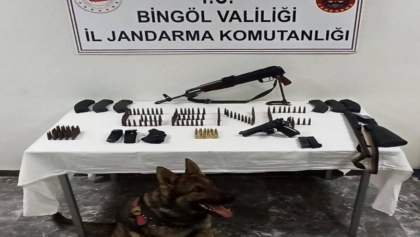 Bingöl'de durdurulan bir araç içinde silahlar ele geçirildi