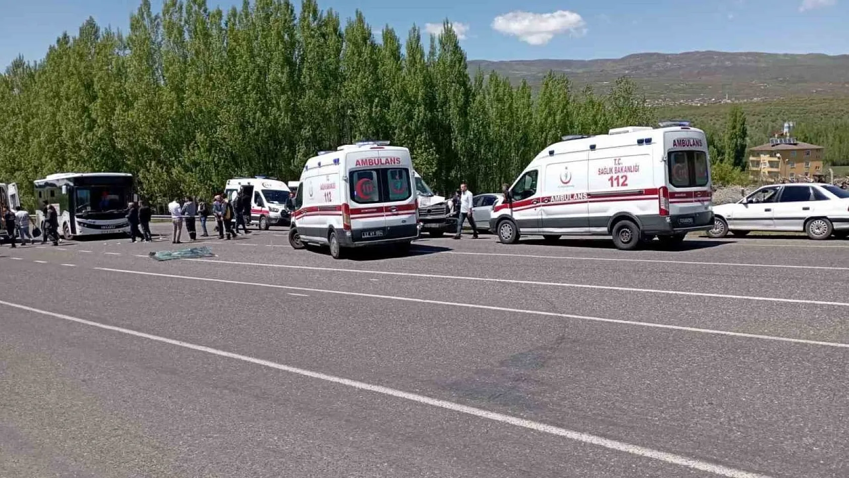 Bingöl'de halk otobüsü ile minibüs çarpıştı: 14 yaralı