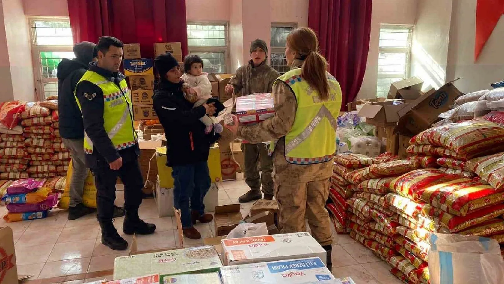 Bingöl'de jandarma ekiplerinin topladığı yardımlar, depremzedelere gönderildi
