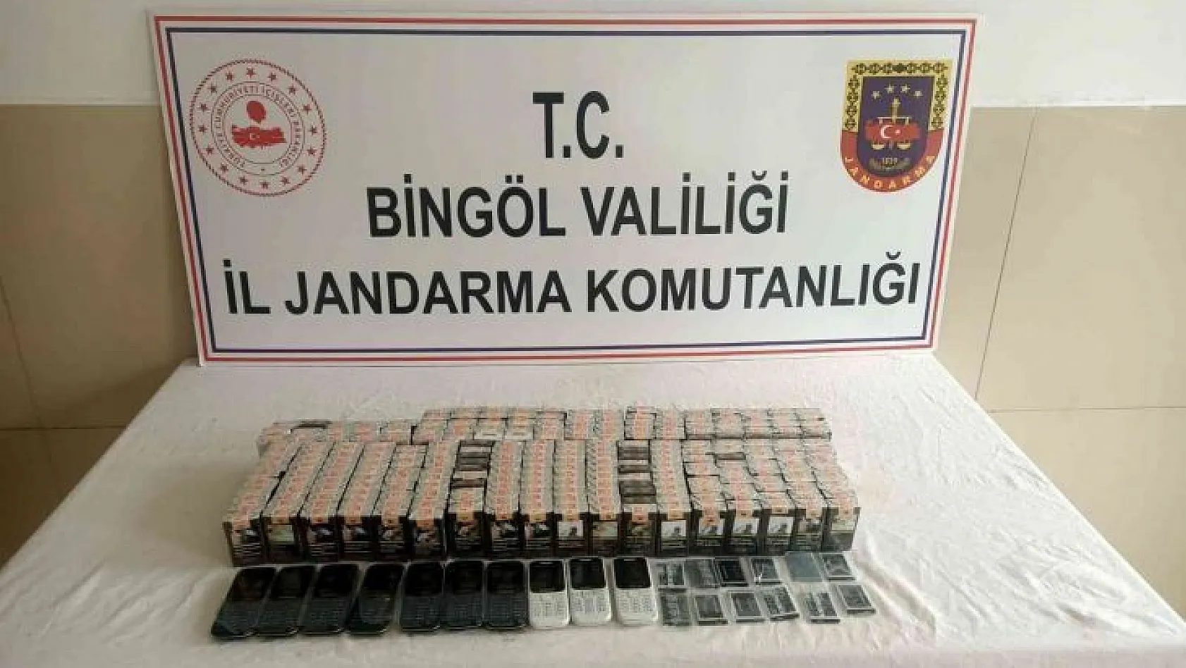 Bingöl'de kaçak sigara ve cep telefonu ele geçirildi