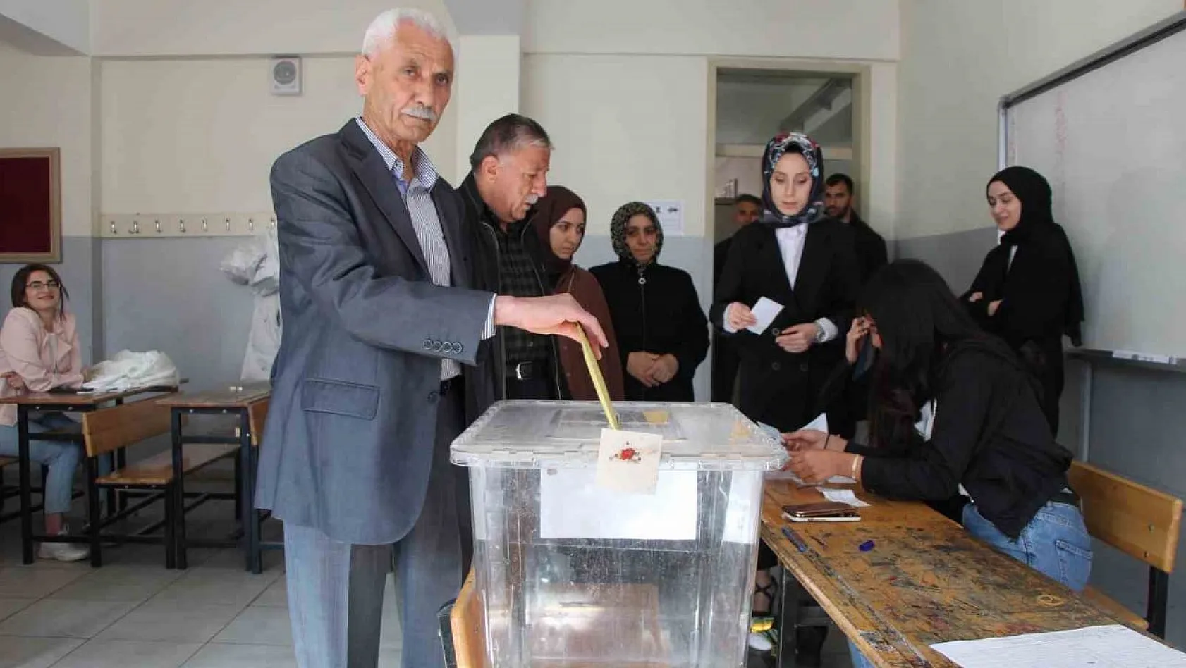 Bingöl'de oy kullanım işlemi başladı