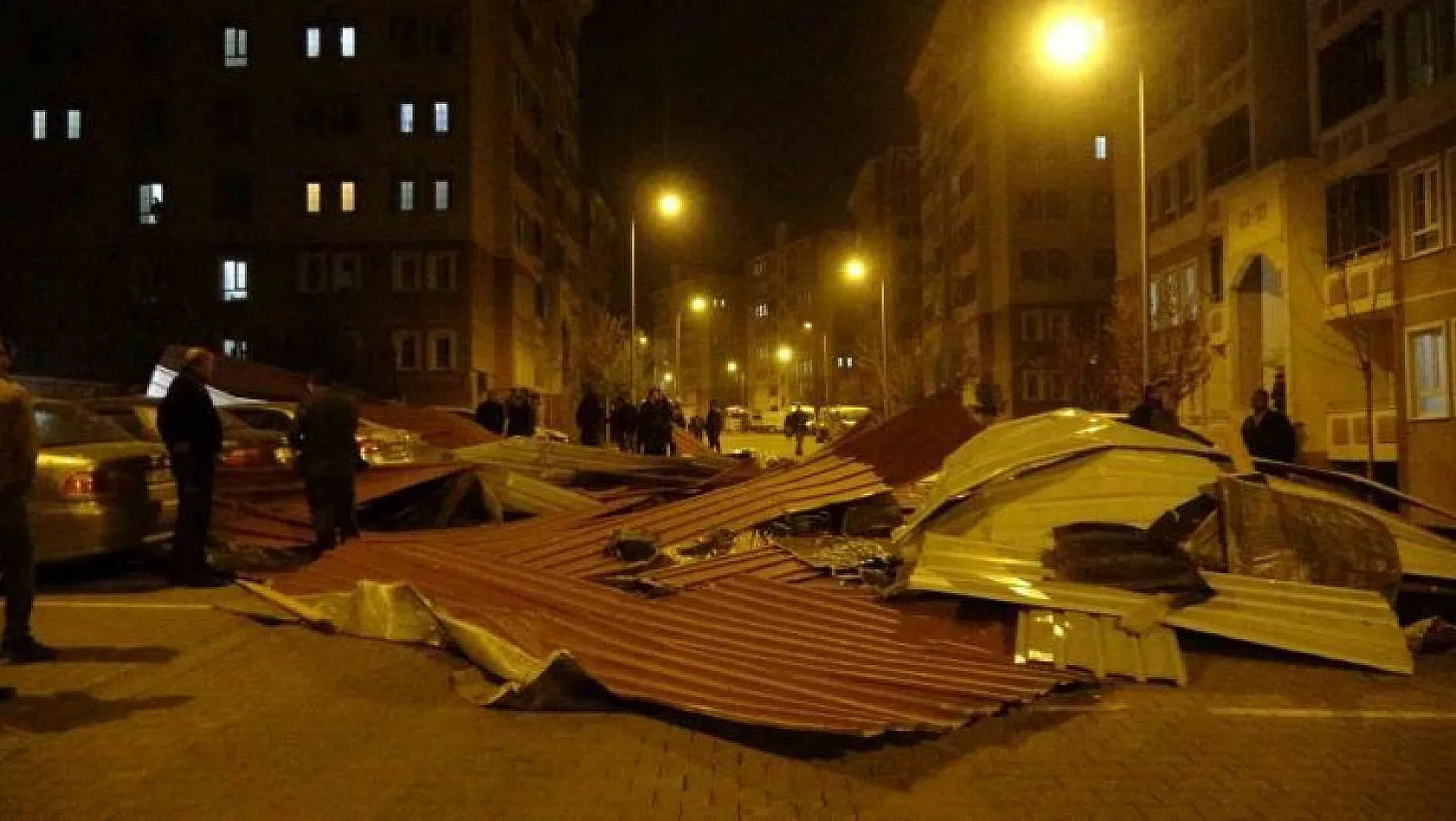 Bingöl'de şiddetli rüzgar çatıları uçurdu, otomobiller zarar gördü