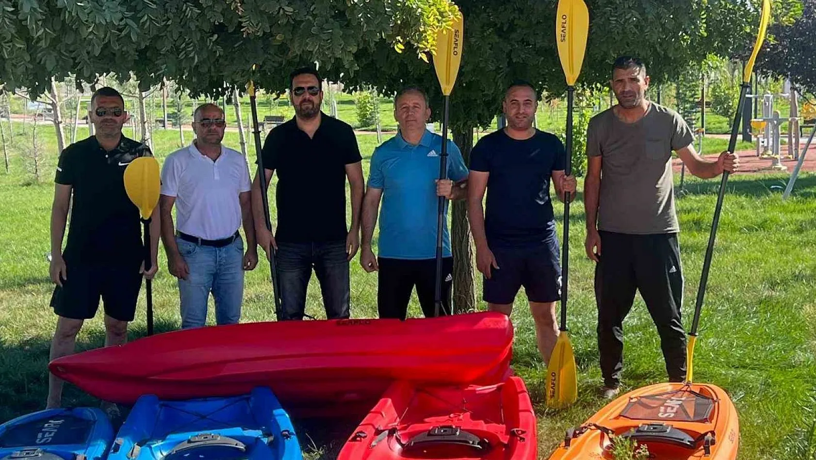 Bingöl'de sporculara kano ve yarış botu hediye edildi
