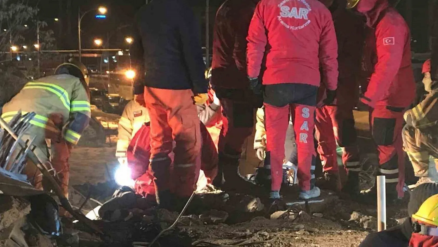 Bingöl SAR ekipleri, 7 kişiyi enkazdan sağ çıkardı