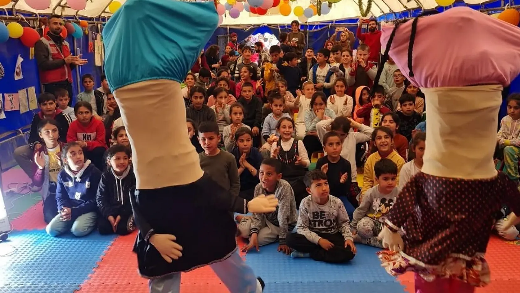 Bingöl'ün tiyatro ekibi, Adıyaman'daki çadır kentte çocukları eğlendirdi