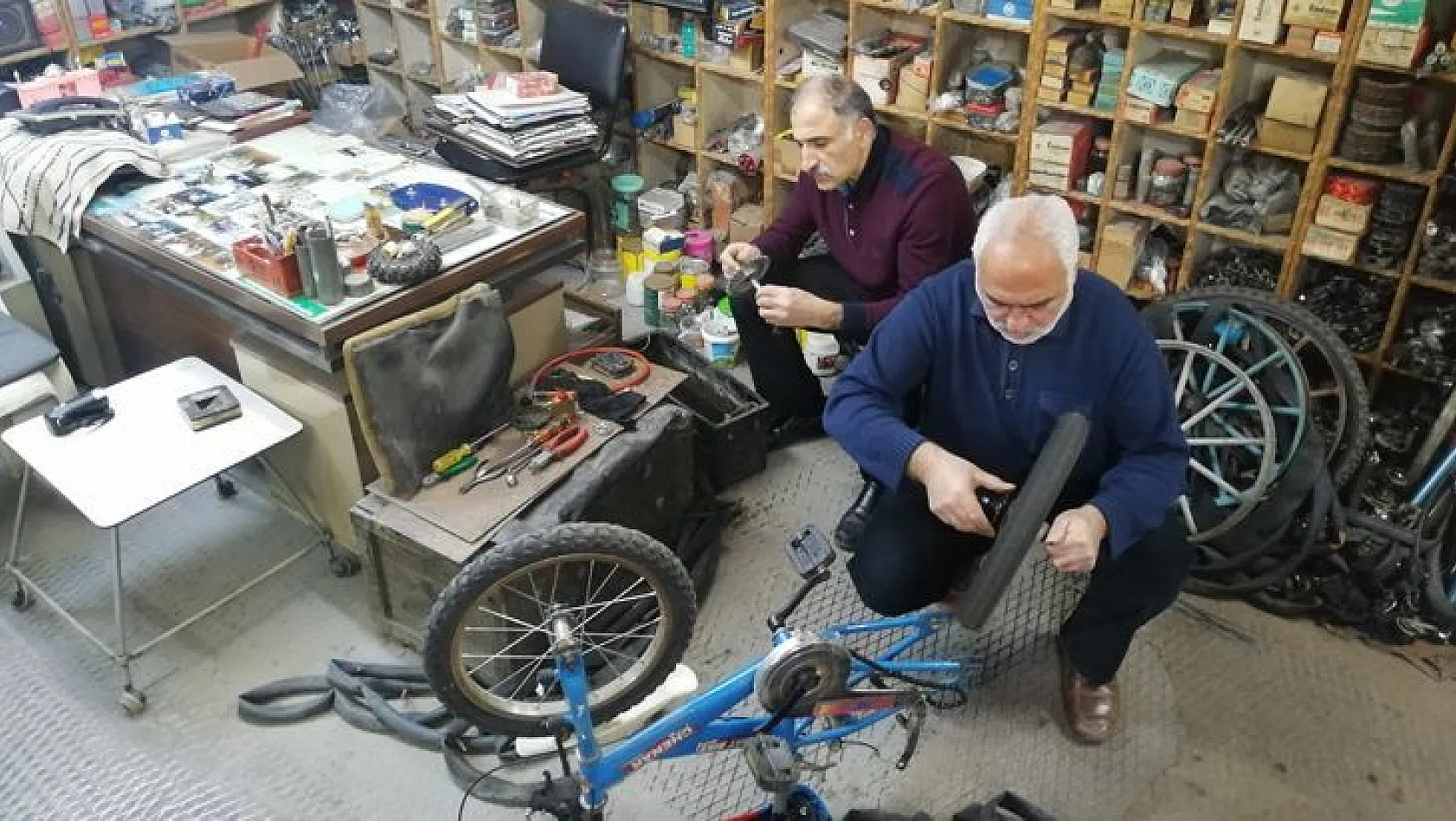Bisiklet Tamircisi İki Kardeş 40 Yıldır Eskimiş Bisikletleri Hayata Döndürüyor