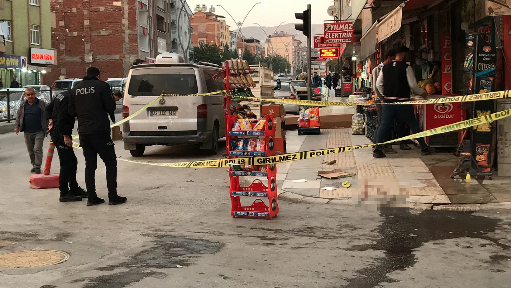 Caddede Yürürken Silahlı Saldırıya Uğrayan 2 Kişi Yaralandı
