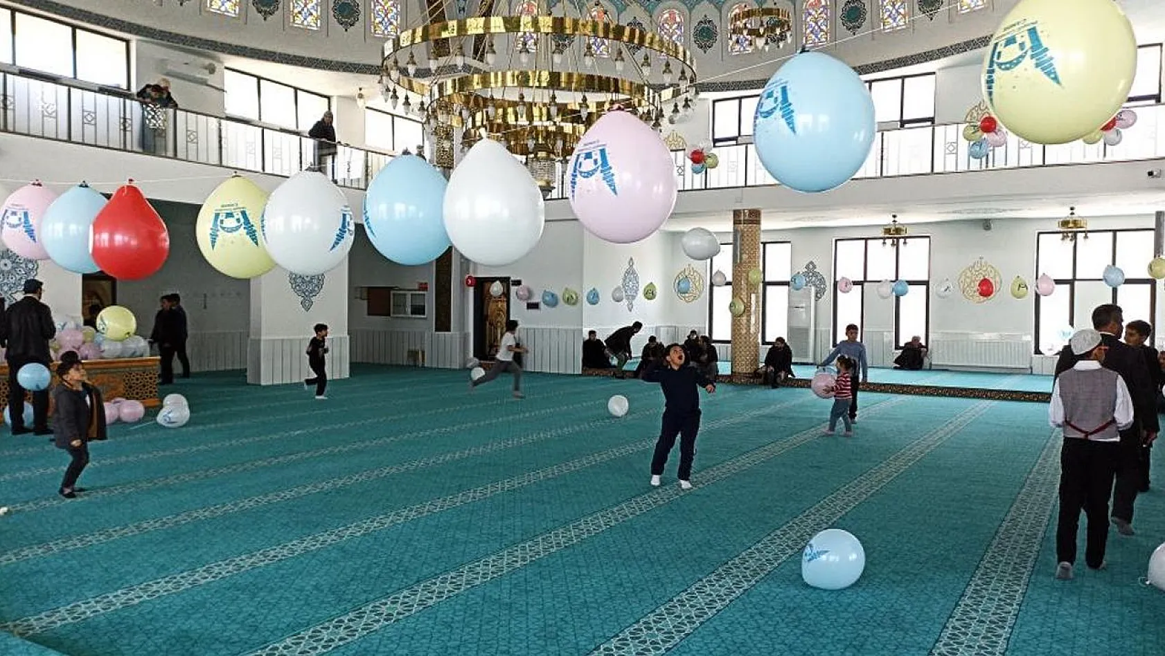 Cami, çocuklar için balonlarla süslendi