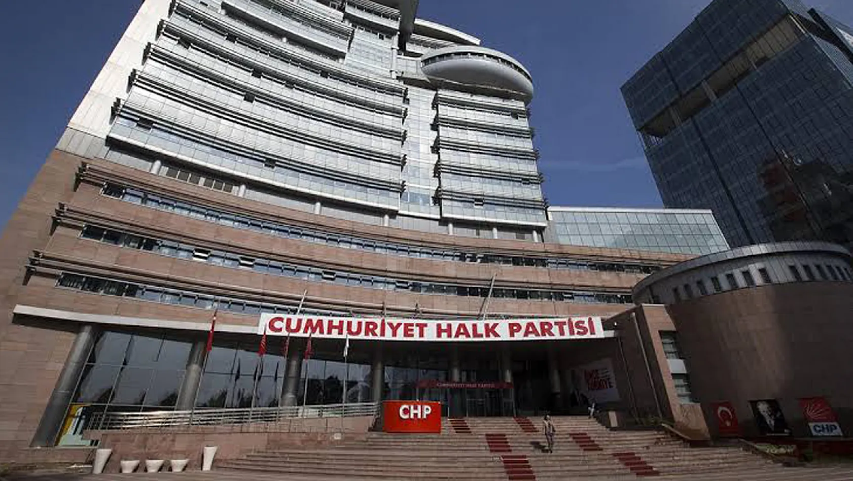 CHP'de Kurultay Günü! İlhan Cihaner, Son Anda Genel Başkanlık Yarışından Çekildi