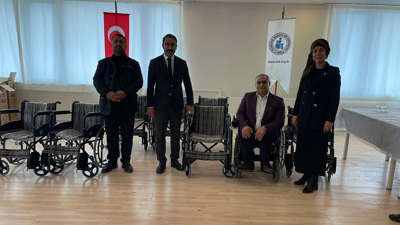CHP'den engellilere tekerlekli sandalye desteği