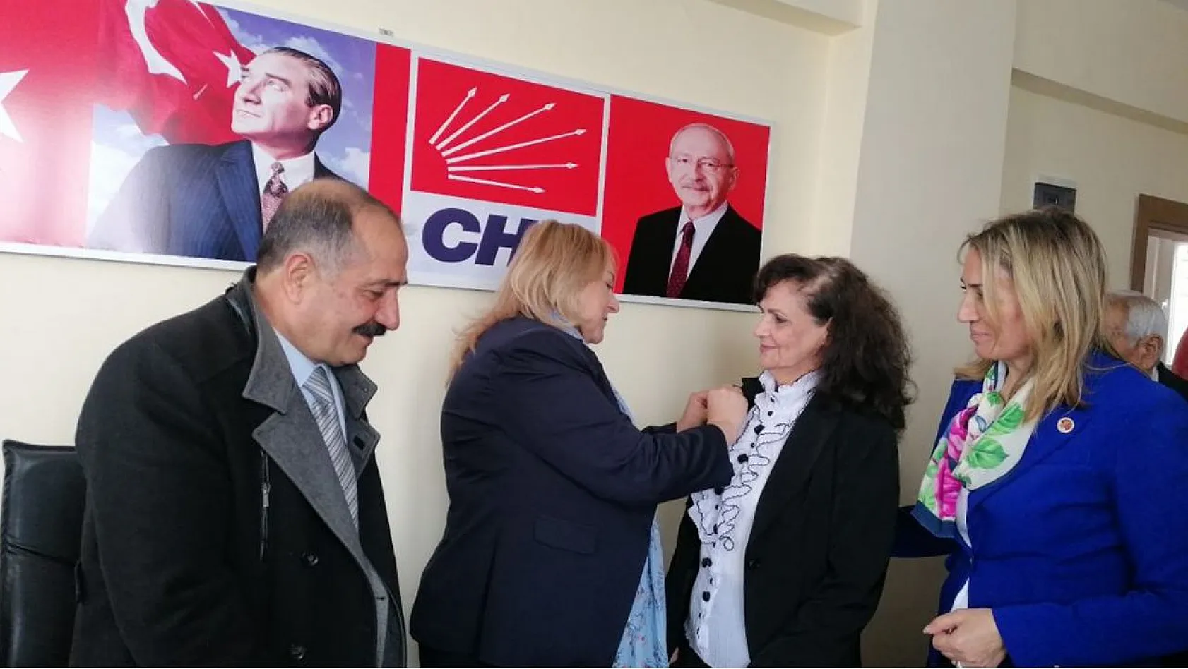 CHP'ye Katılan Kadınlara Parti Rozetleri Takıldı