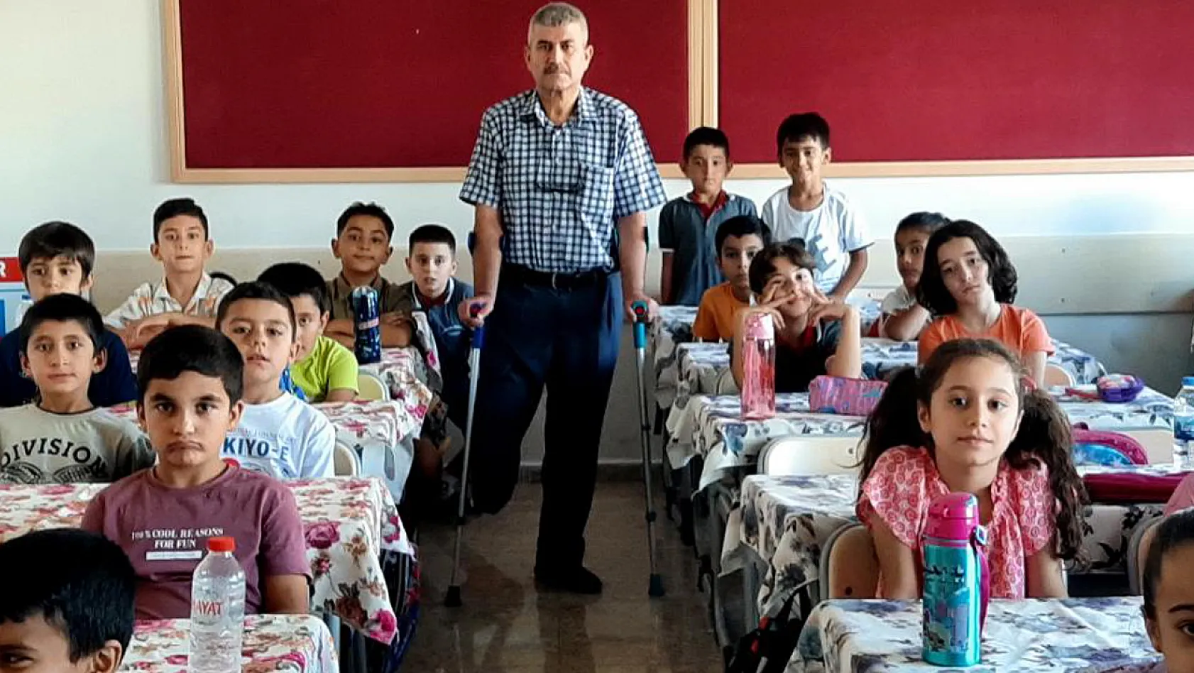 Deprem Ailesini ve Bacağını Aldı Ama O Öğrencilerini Bırakmadı