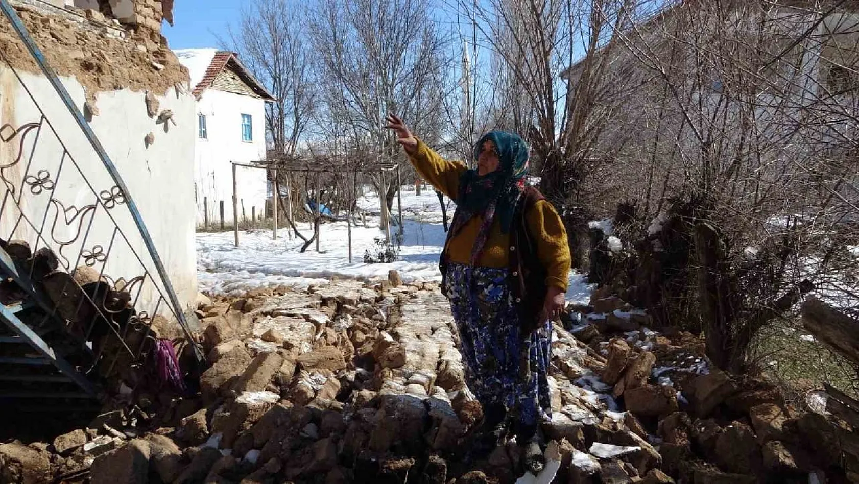 Depremde evi yıkılan yaşlı kadın yaşadıklarını gözyaşları ile anlattı: 'Komşularımız kurtardı'