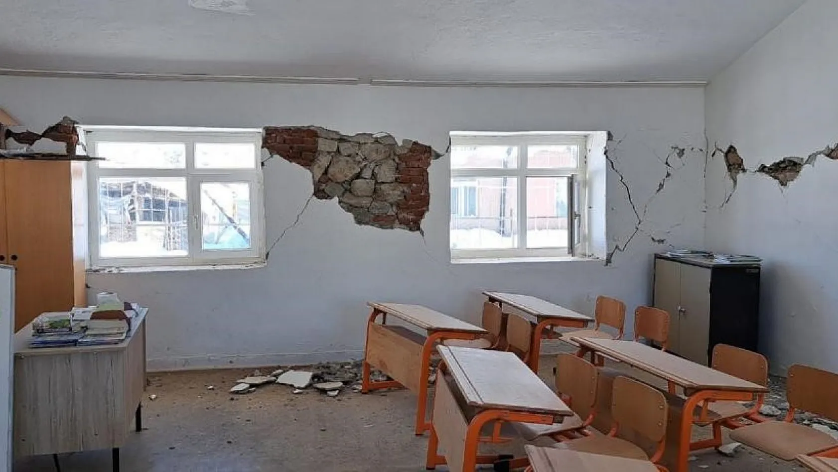 Depremde hasar gören iki okulda taşımalı eğitime geçildi