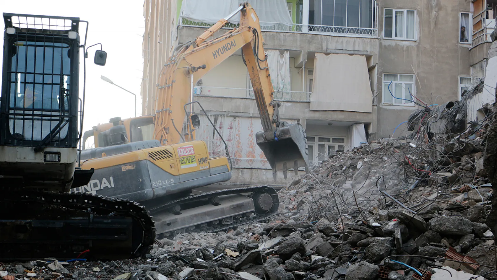 Depremin Etkilediği Diyarbakır'da Ağır  Hasarlı Binaların Çoğu Yıkıldı