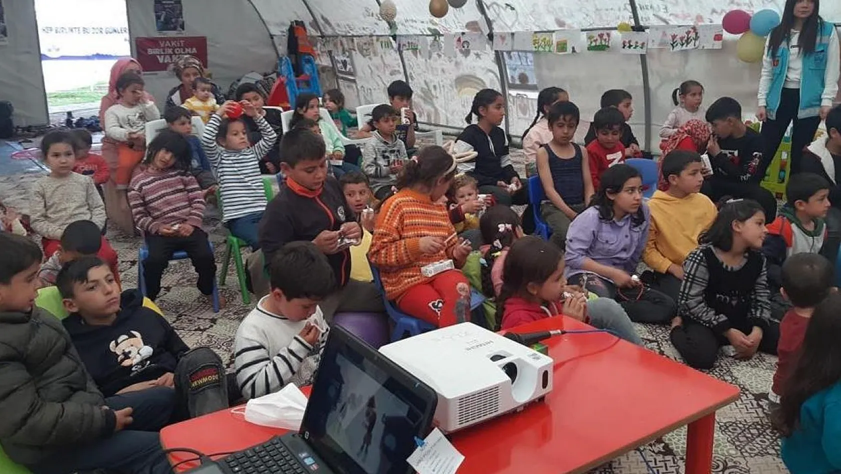Depremzede çocuklara yönelik sinema saati ve parkur oyunları etkinliği