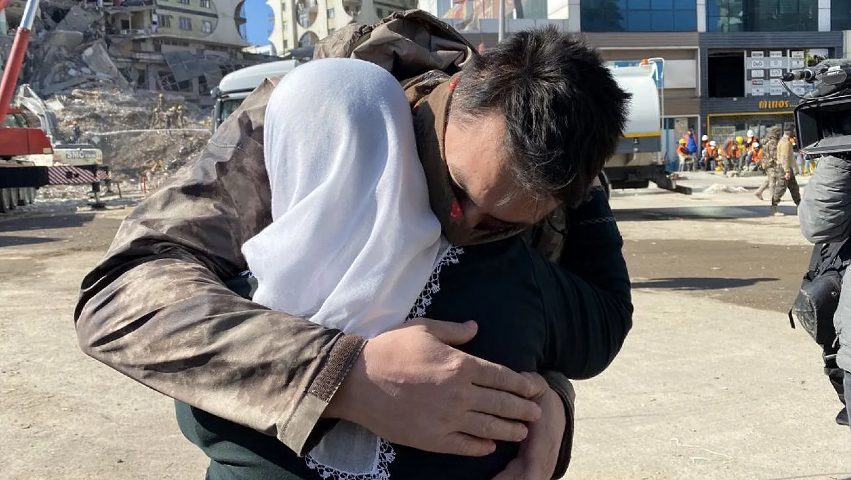 Diyarbakır'da Enkazdan Sağ Çıktı Güvenlik Güçlerine Sarıldı
