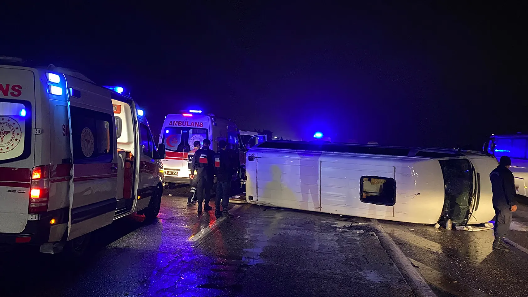 Diyarbakır Elazığ Yolunda  Yolcu Minibüsü Devrildi! Çok Sayıda Yaralı Var