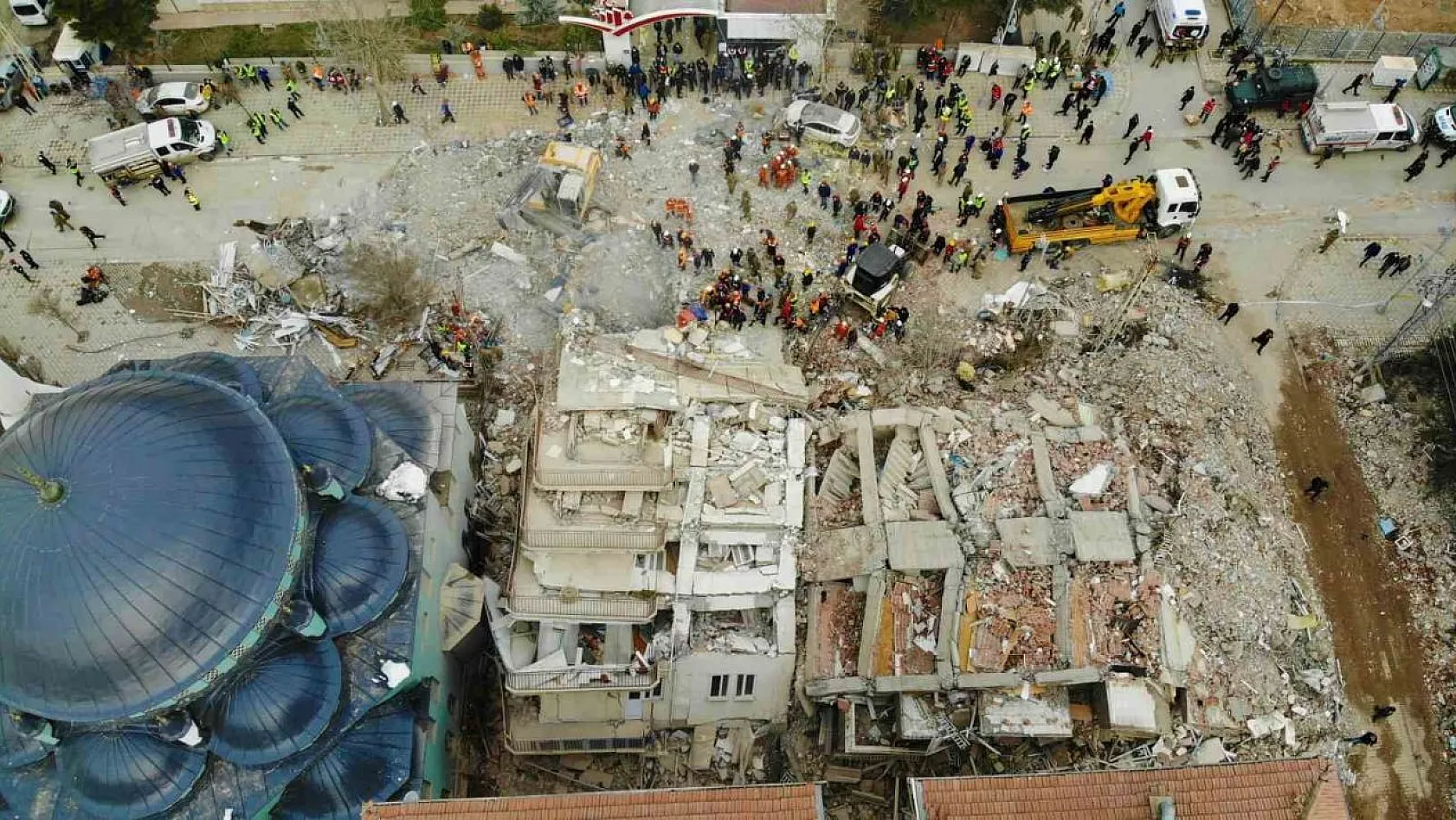 Ekiplerin enkaz altında kalan vatandaşları kurtarma çalışması havadan görüntülendi