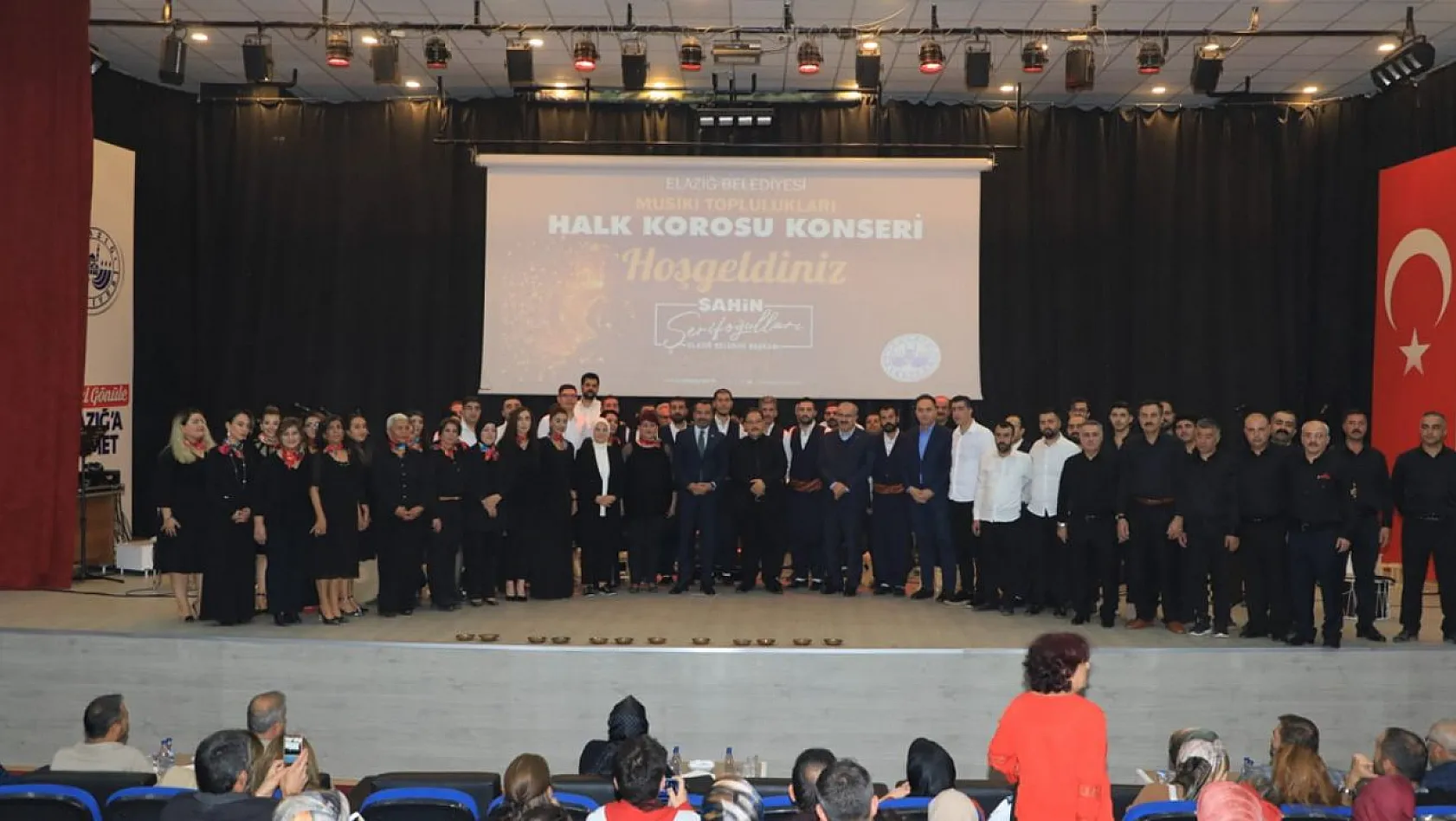 Elazığ Belediyesi Halk Korosu, İlk Konserini Yoğun Katılımla Gerçekleştirdi