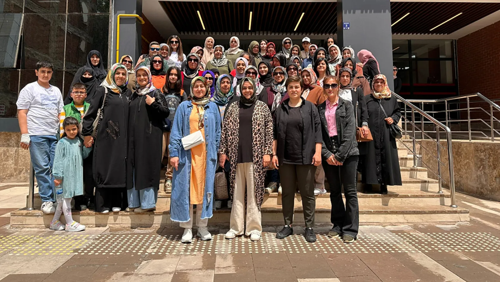 Elazığ Belediyesi Kadın Meclisi Palu'ya Gezi Düzenledi
