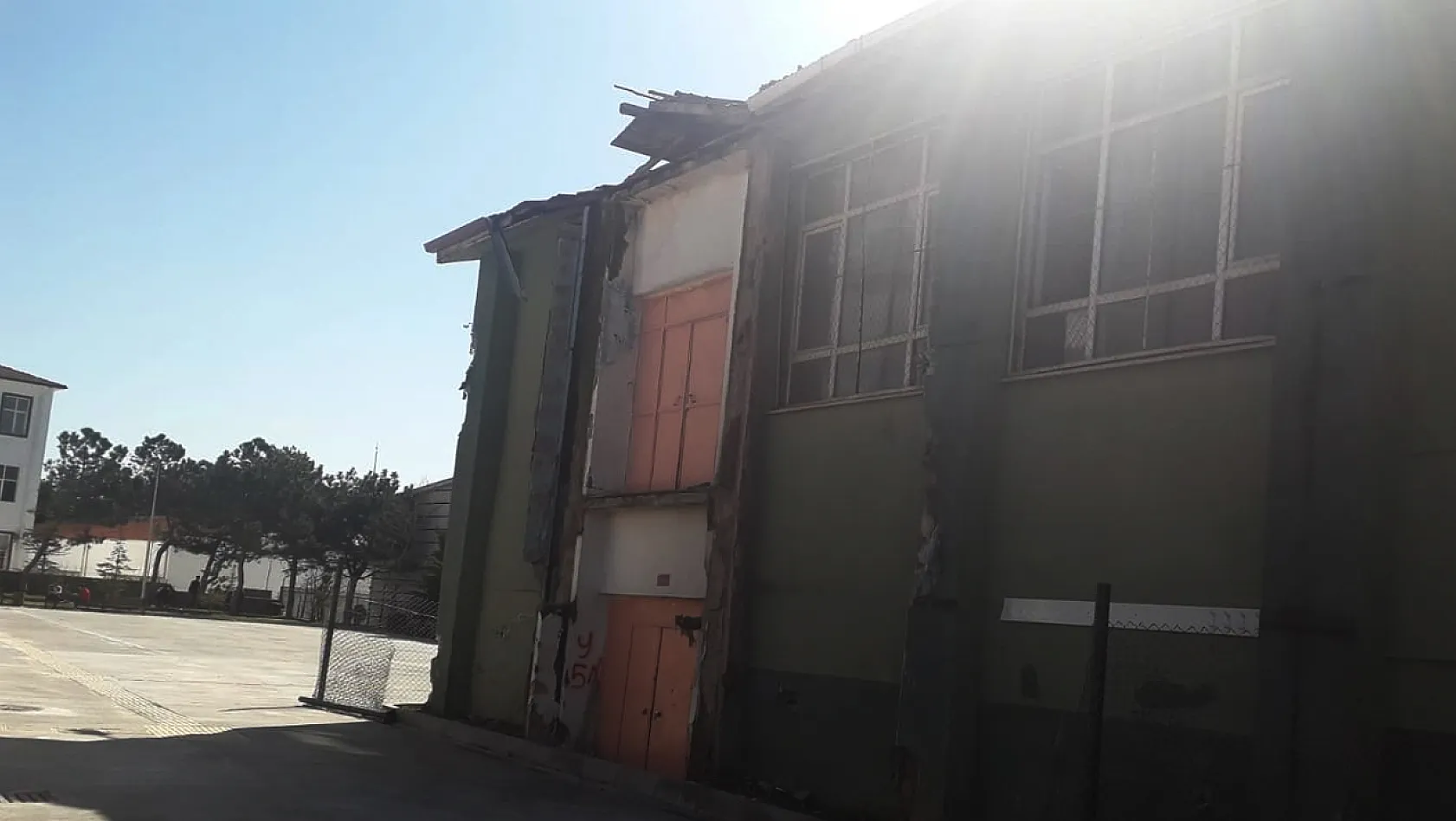 Elazığ'da 3 yıldır Yıkılamayan Bina Tehlike Saçıyor