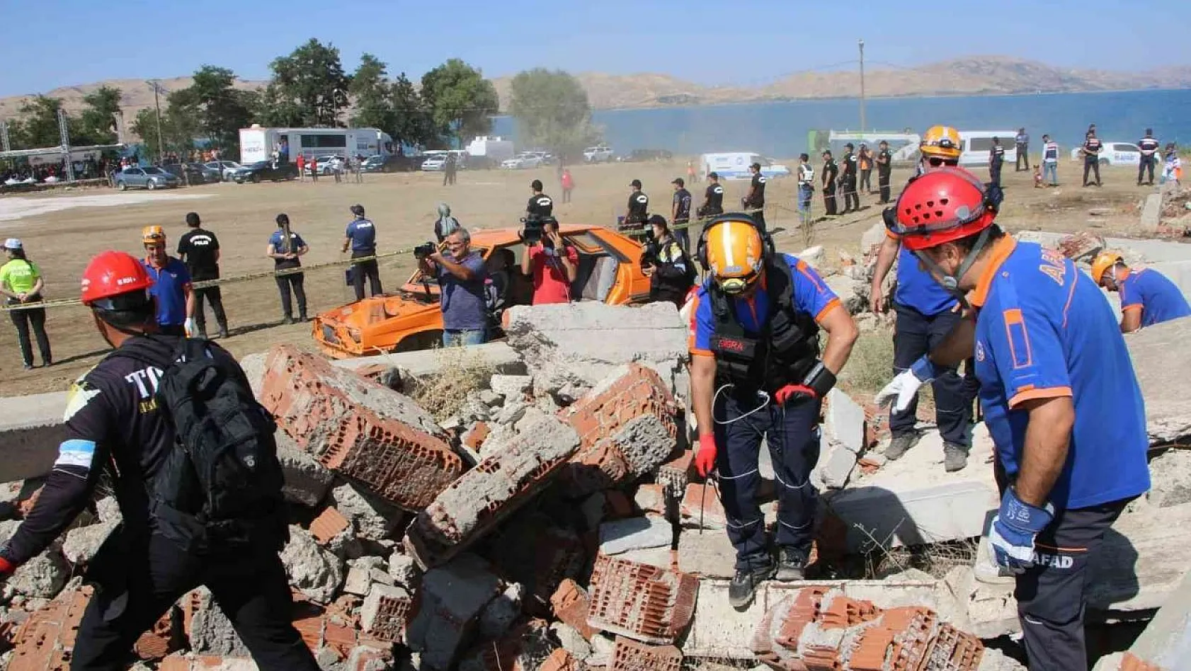 Elazığ'da 345 personelin katıldığı deprem ve yangın tatbikatı nefes kesti