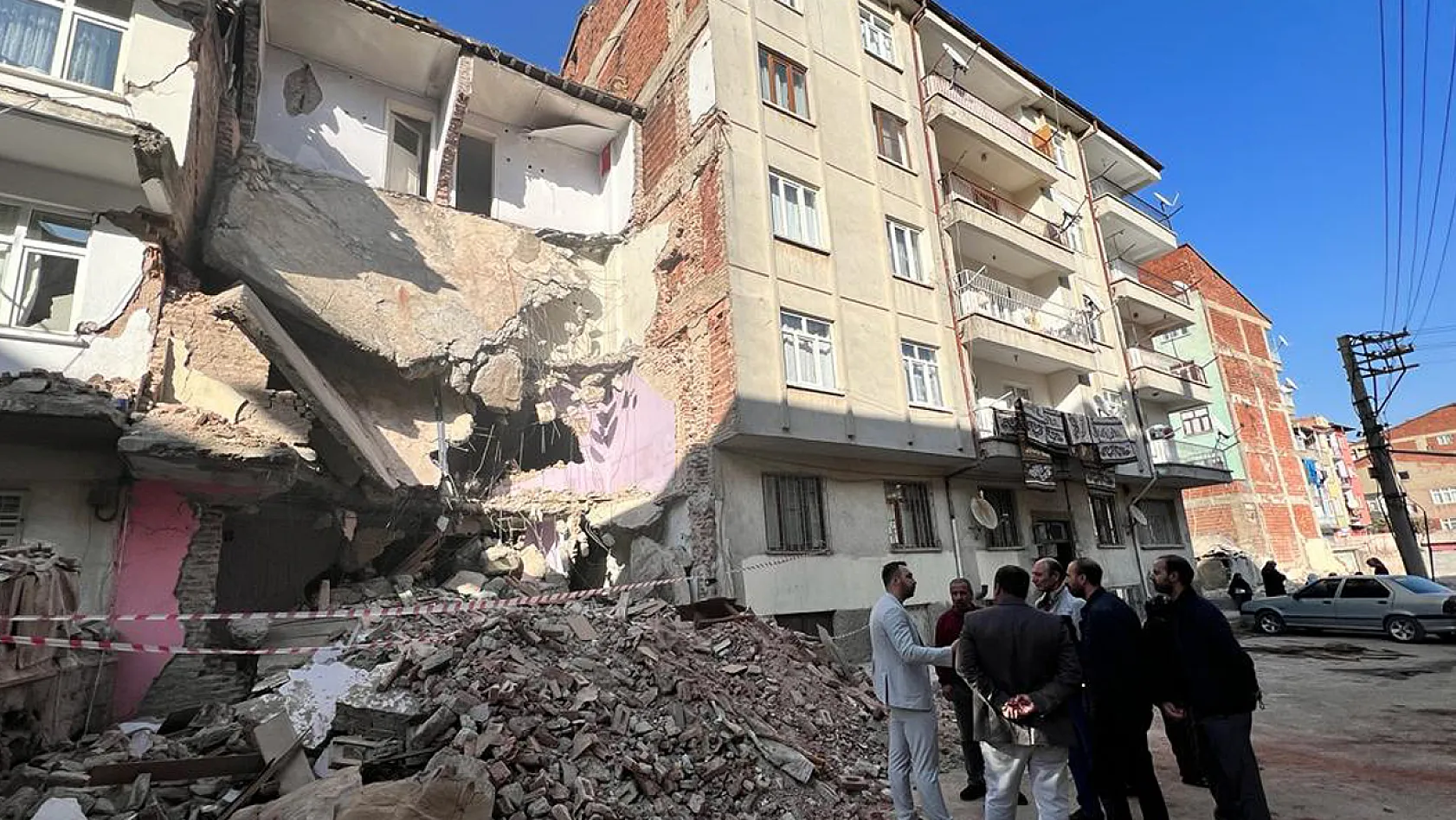 Elazığ'da Binalarının Kolonları  Zarar Gören Vatandaşlar Korkudan Evlerine Giremiyor