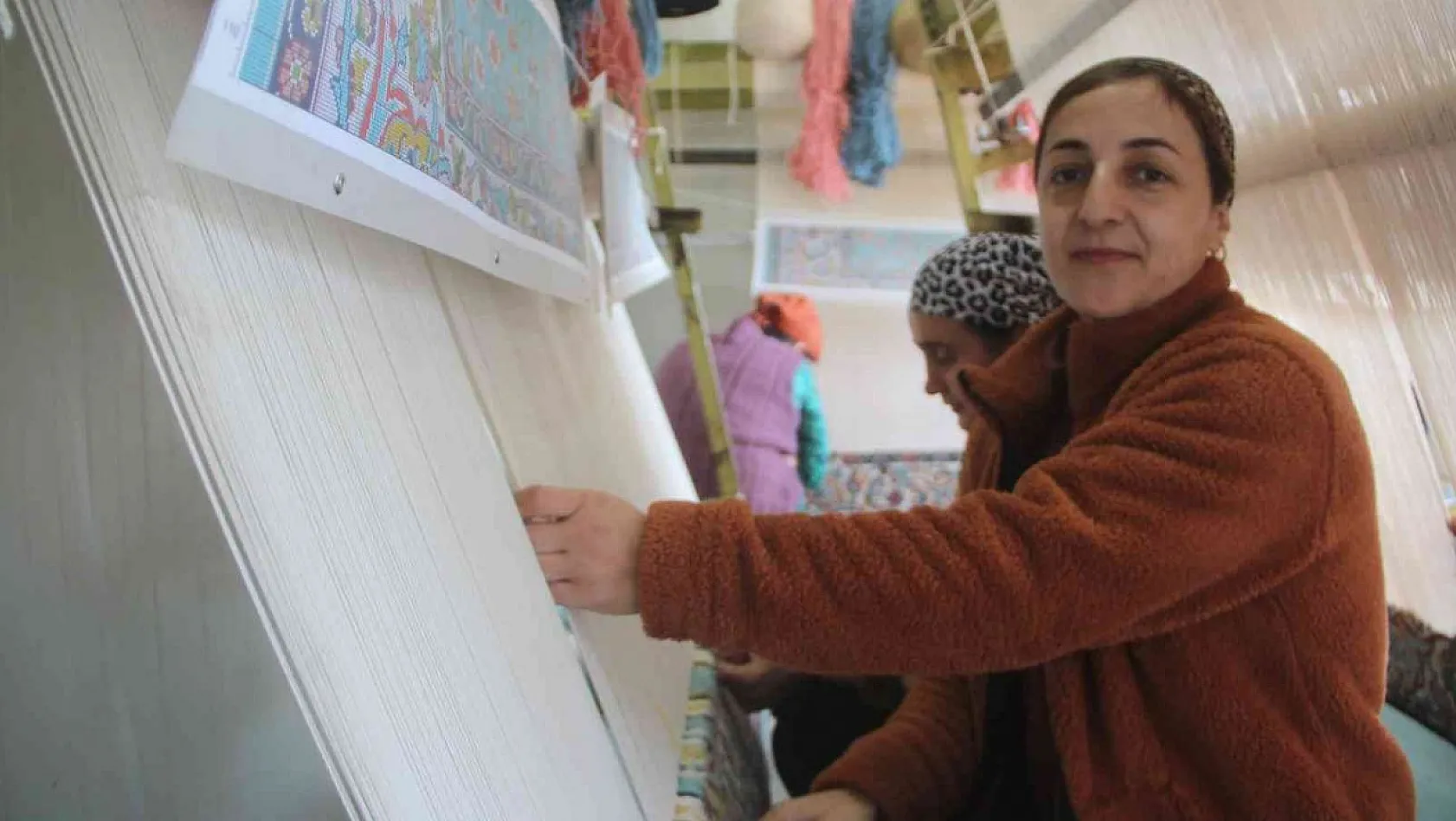 Elazığ'da geçici konaklama merkezinde kalan Ahıska Türkleri hem meslek öğreniyor hem de para kazanıyor